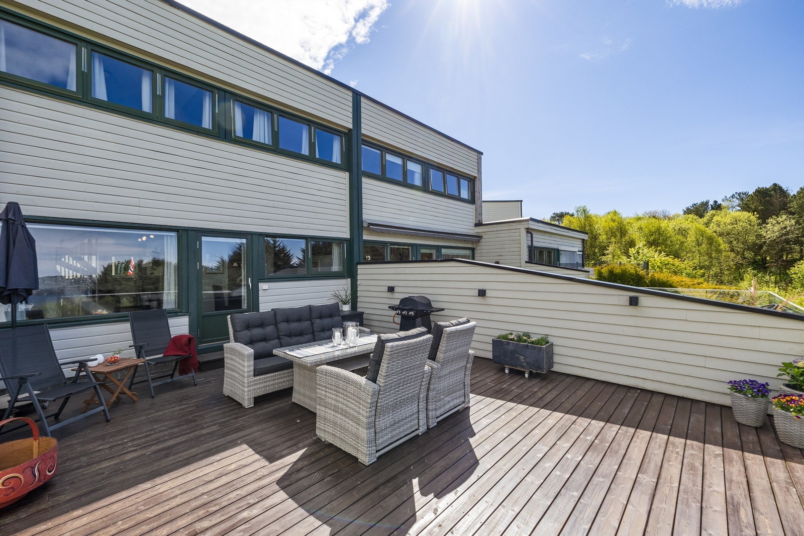 Vestvendt terrasse med gode solforhold ettermiddag og kveld Galleribilde