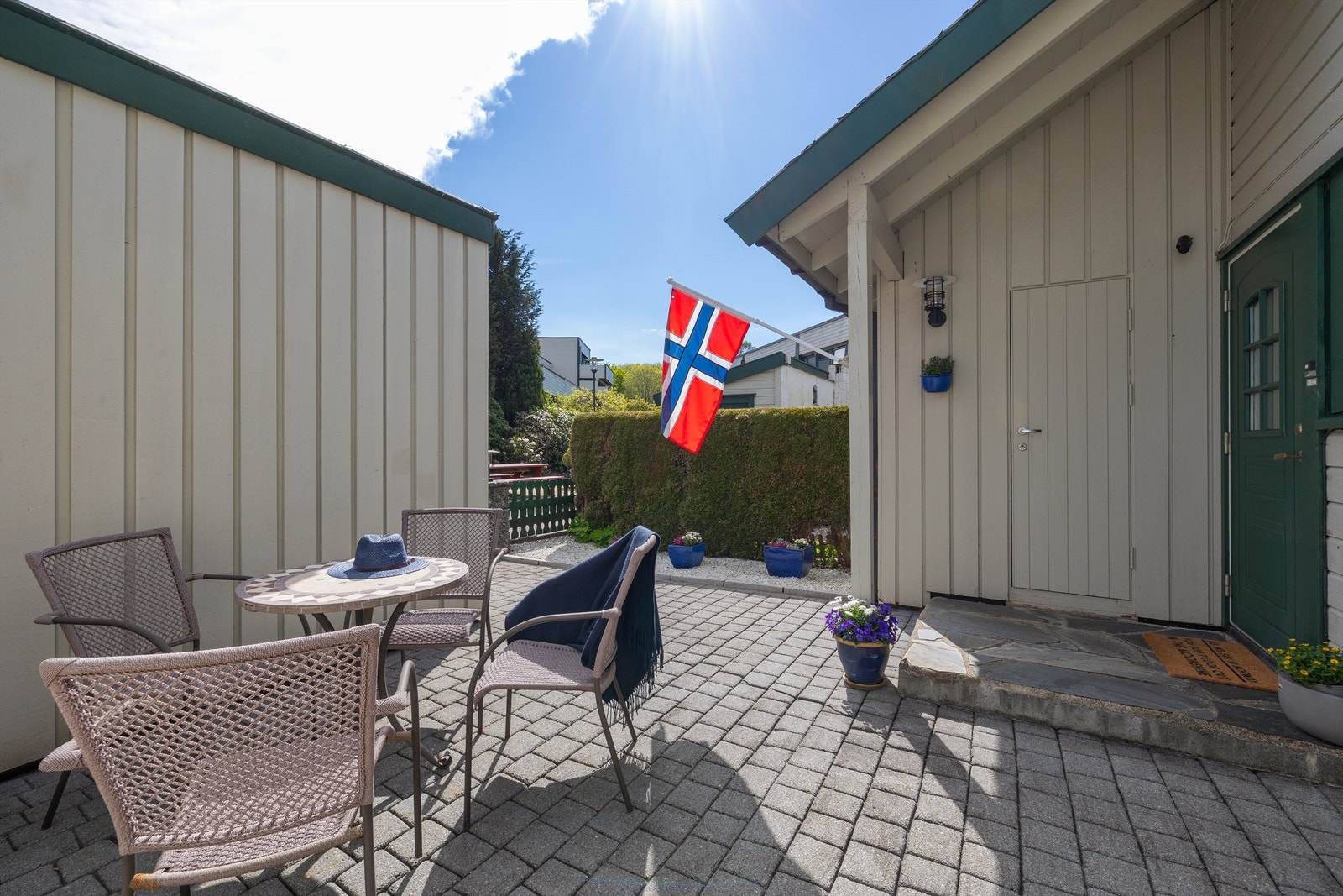 Utvendig sportsbod ved inngangsparti Galleribilde