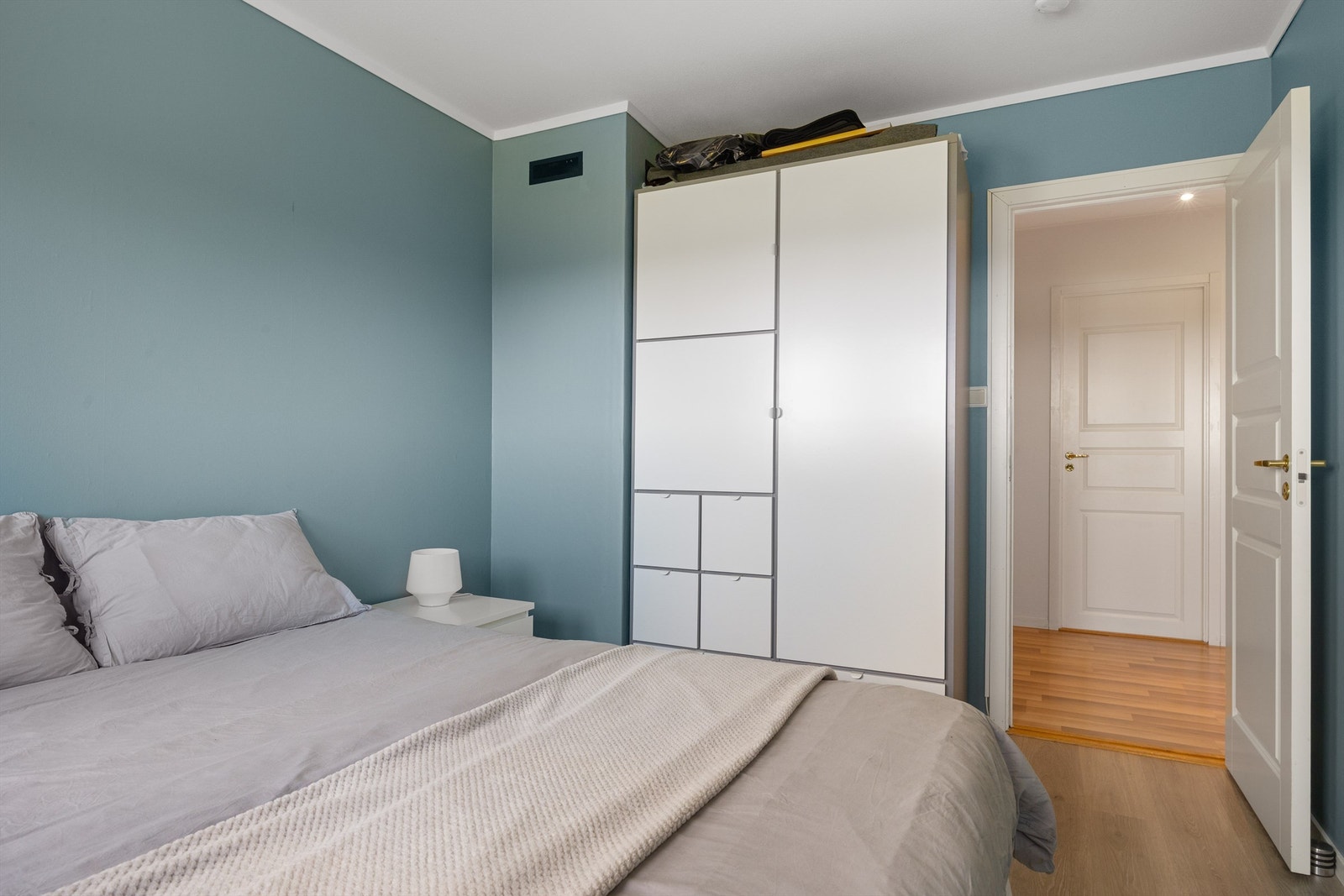 Garderobeskap i soverom 3 Galleribilde