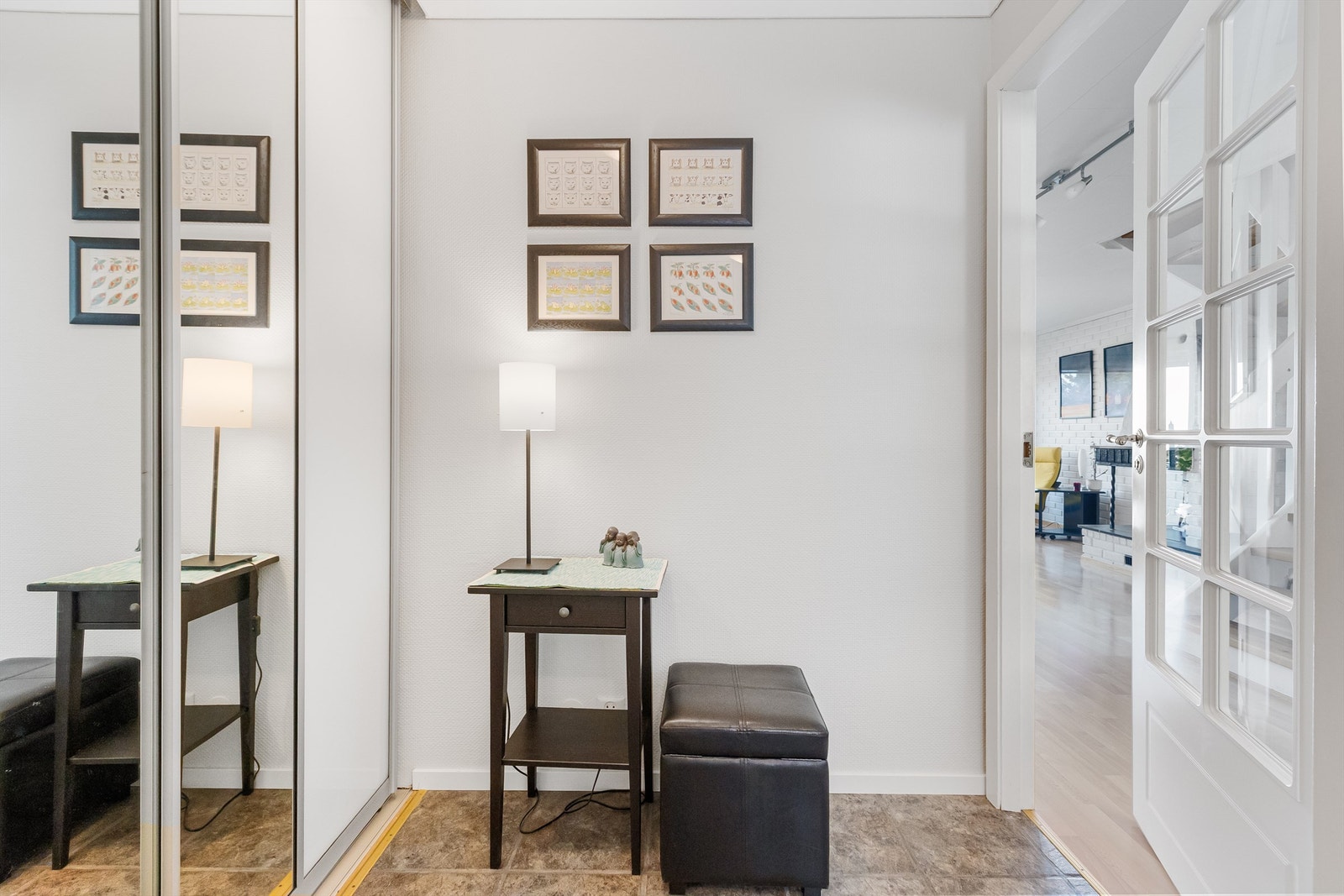 Lys og trivelig entré med skyvedørsgarderobe. Galleribilde