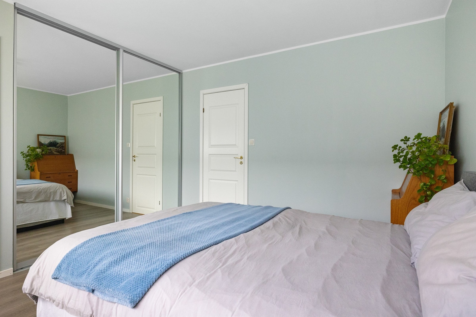 Skyvedørsgarderobe i hovedsoverom Galleribilde