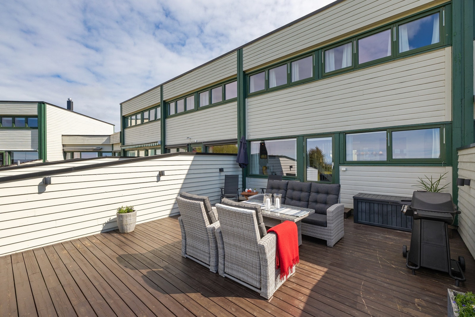 Terrassen gir en fin forlengelse av stuen når været tillater det Galleribilde