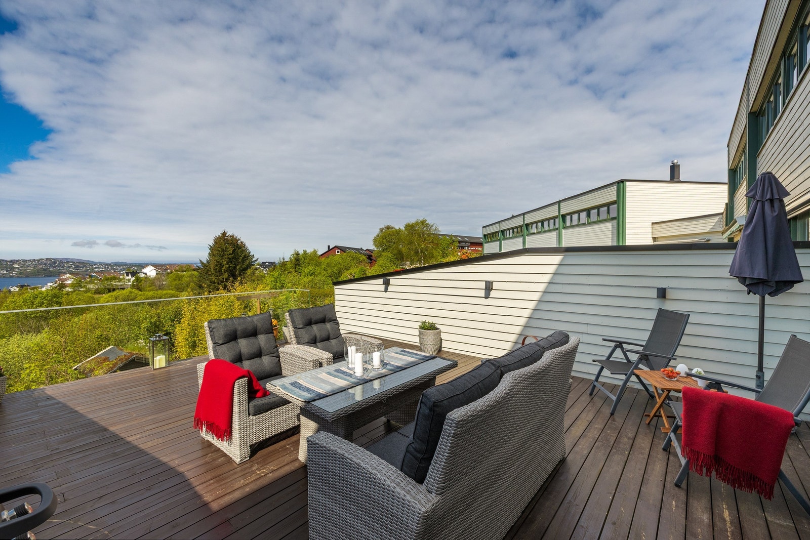 Terrassen fra 2019 har utebelysning og glassrekkverk i front Galleribilde