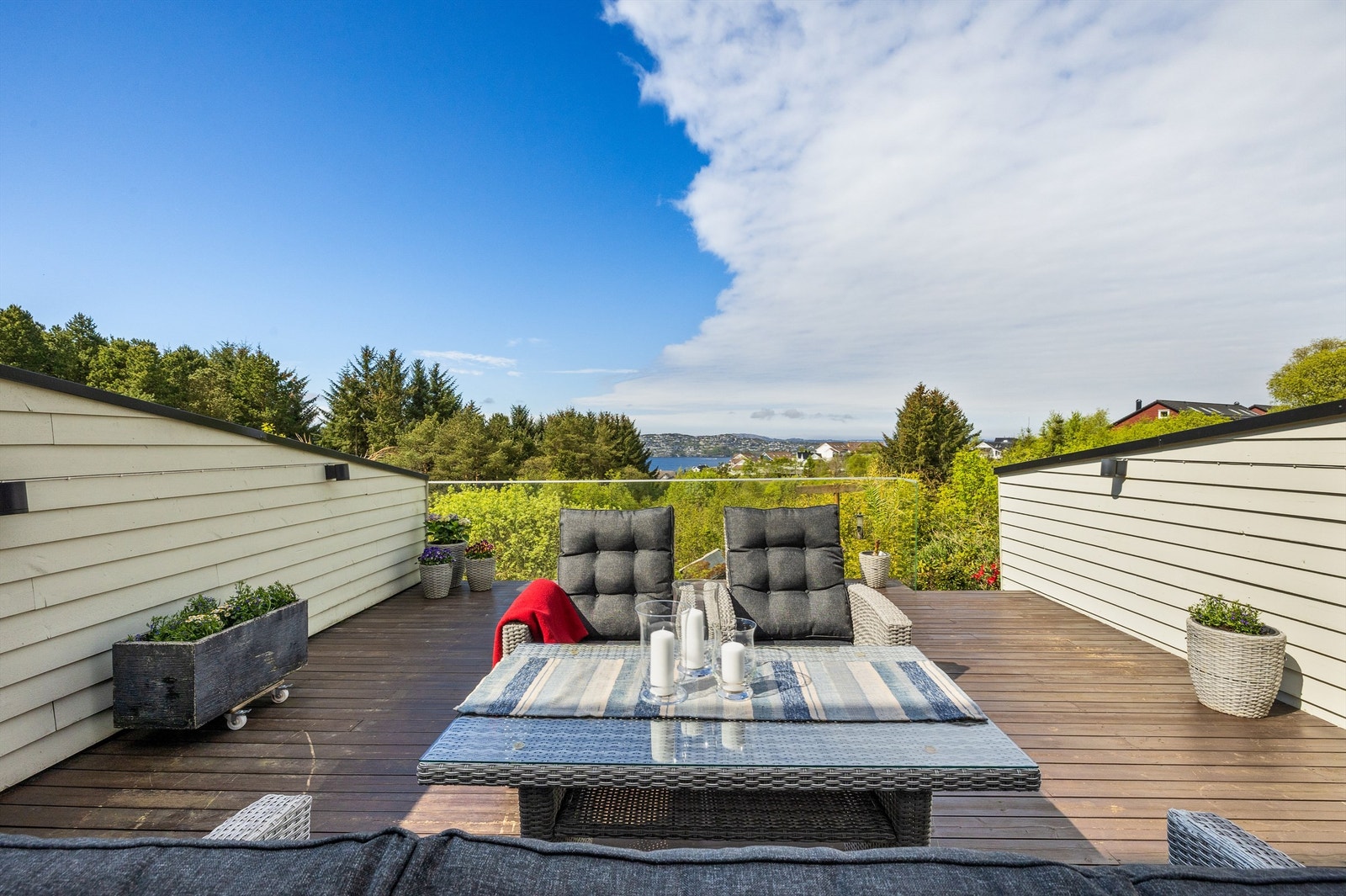 Stor, vestvendt terrasse på 43 kvm. med litt sjøutsikt over innseilingen til Bergen mot Sotra Galleribilde
