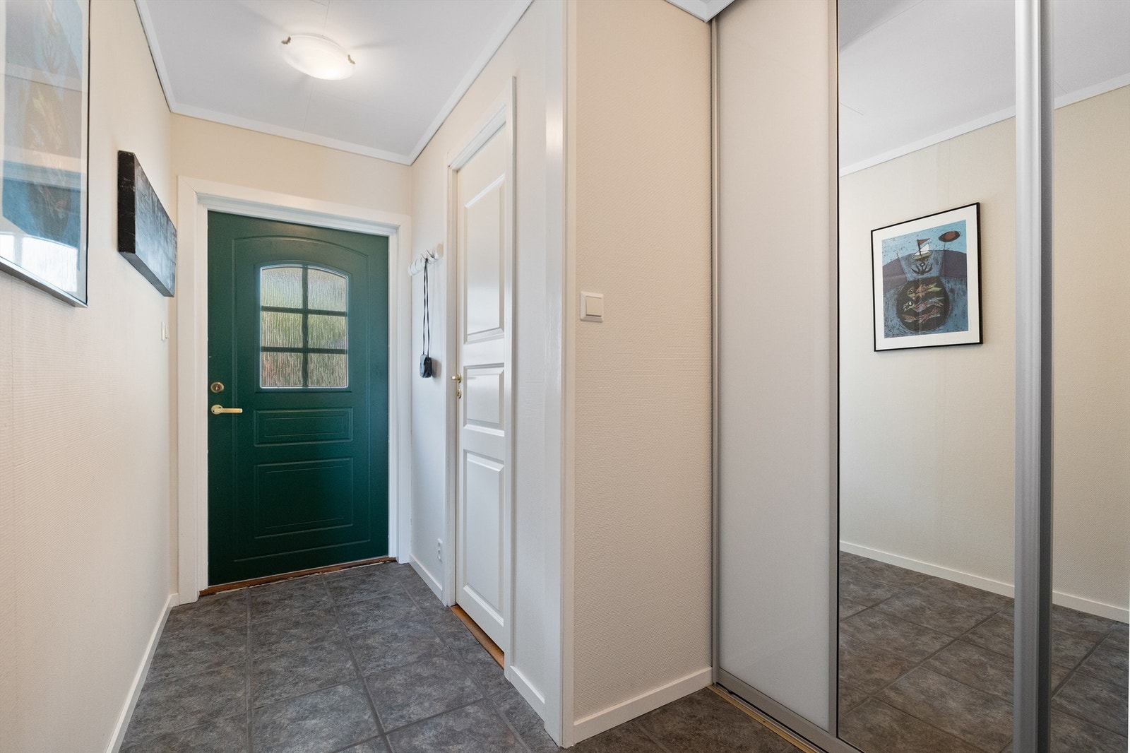 Velkommen inn! Entré på over 5 kvm. med god plass til av- og påkledning av sko og yttertøy. Galleribilde