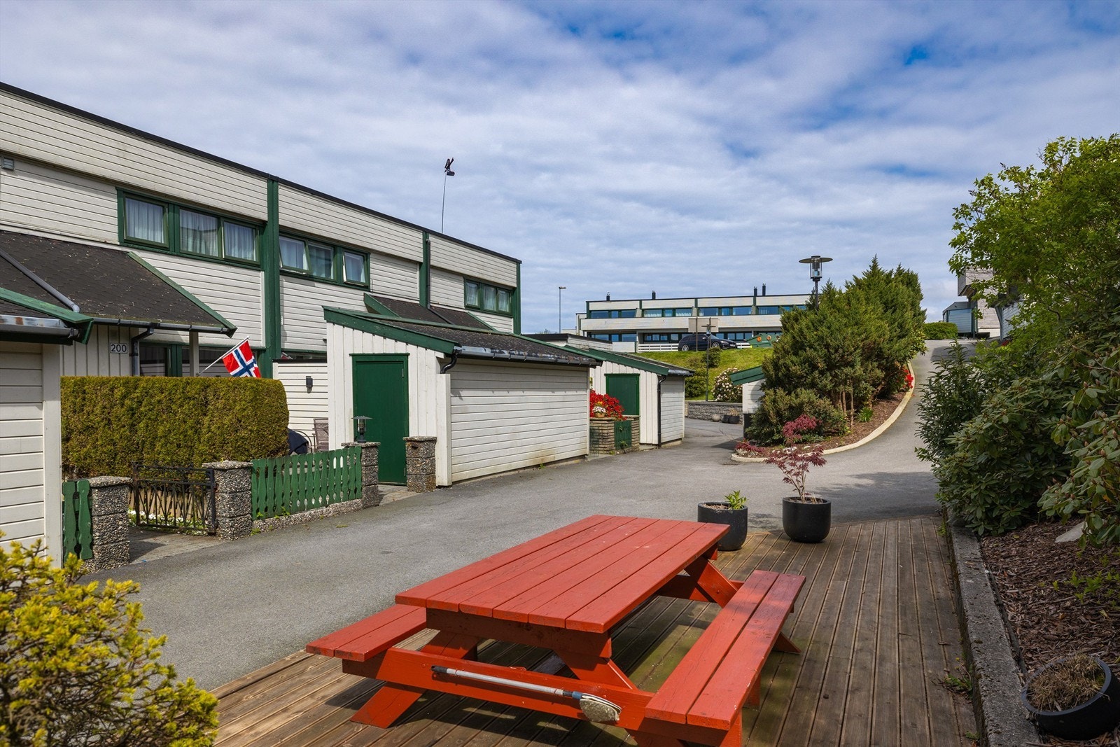 Pent gatetun med felles sittegruppe Galleribilde