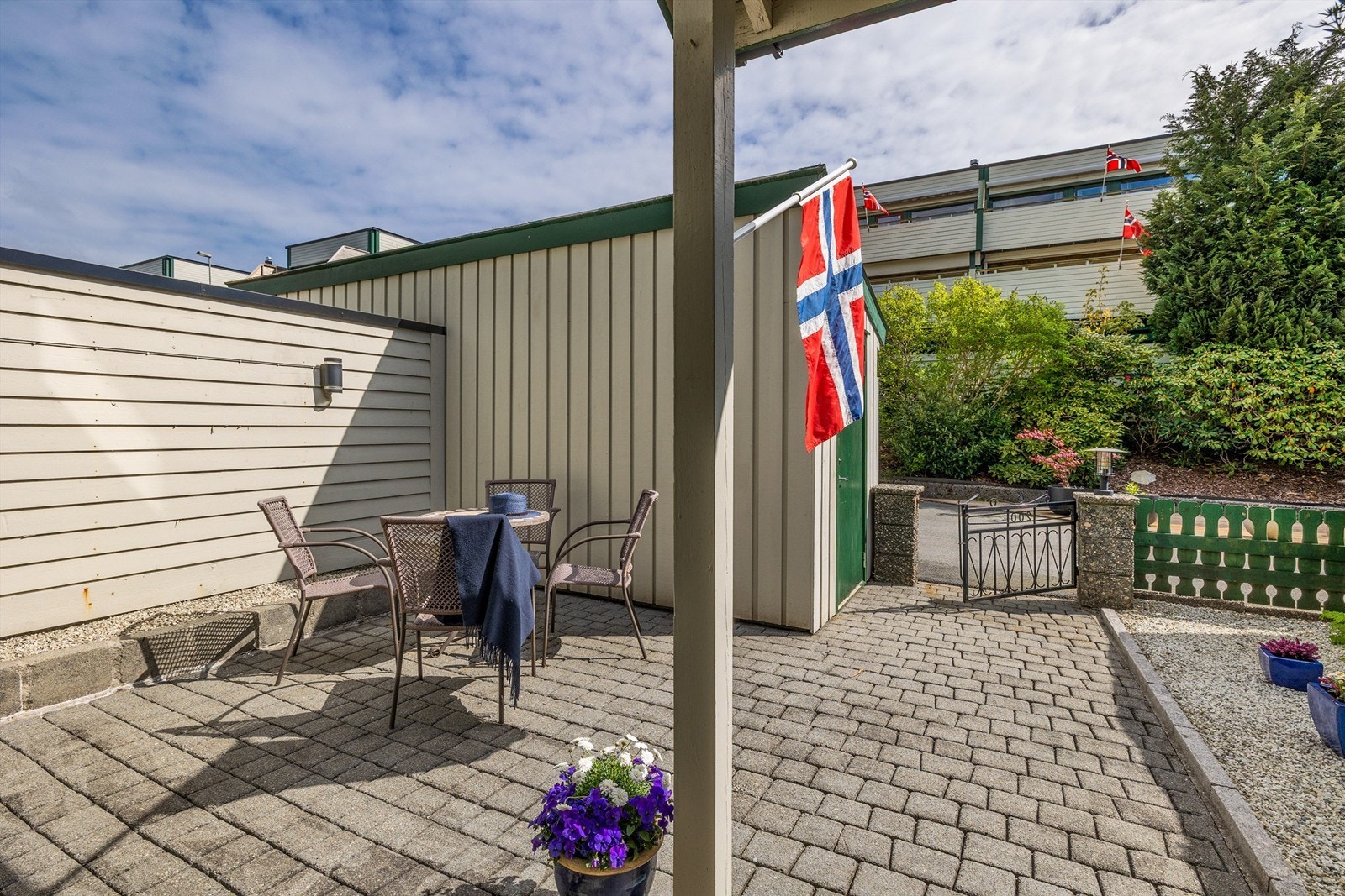 Usjenert uteplass ved inngangsparti på 21 kvm. Galleribilde