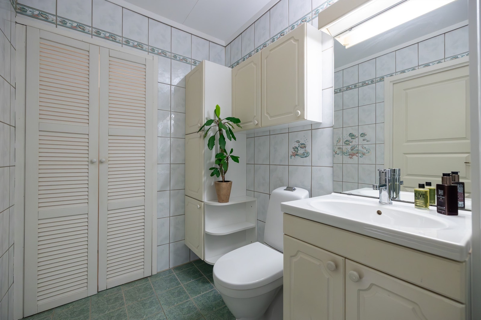 Helfliset bad fra slutten av 1990-tallet. Vask og toalett fra år 2017 Galleribilde