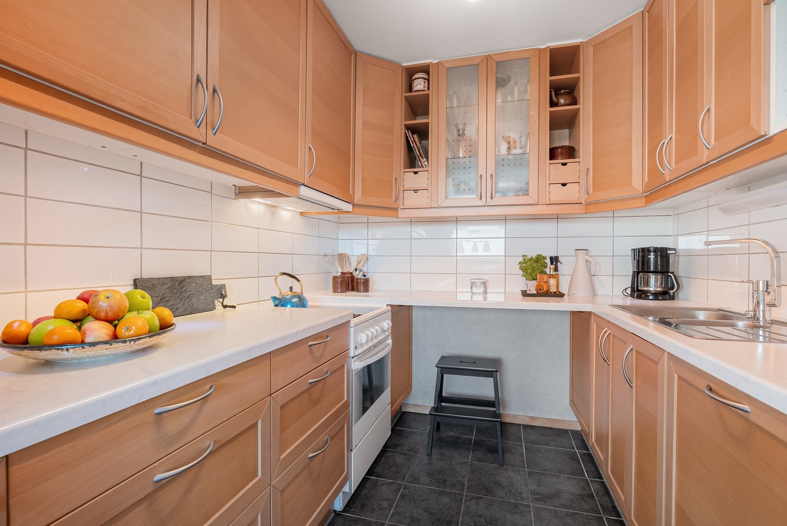 Ikea-kjøkken fra år 2006 med overskap til tak. God skap- og benkeplass. Integrert oppvaskmaskin. Galleribilde