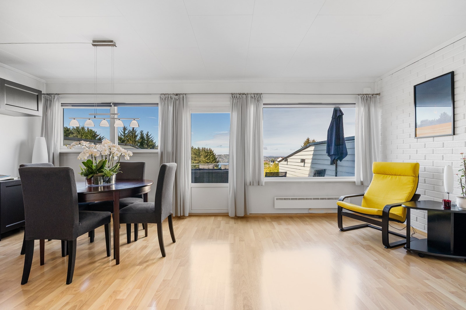 Lys og fin spisestue med store vindusflater som gir godt lysinnslipp. Utgang til hage og stor terrasse. Galleribilde