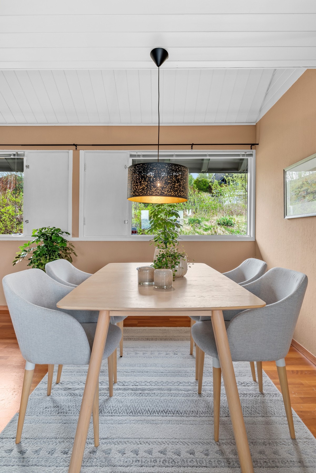 Stuen er naturlig inndelt i ulike soner, og det passer utmerket å innrede med spisebord utenfor kjøkkenet. Galleribilde