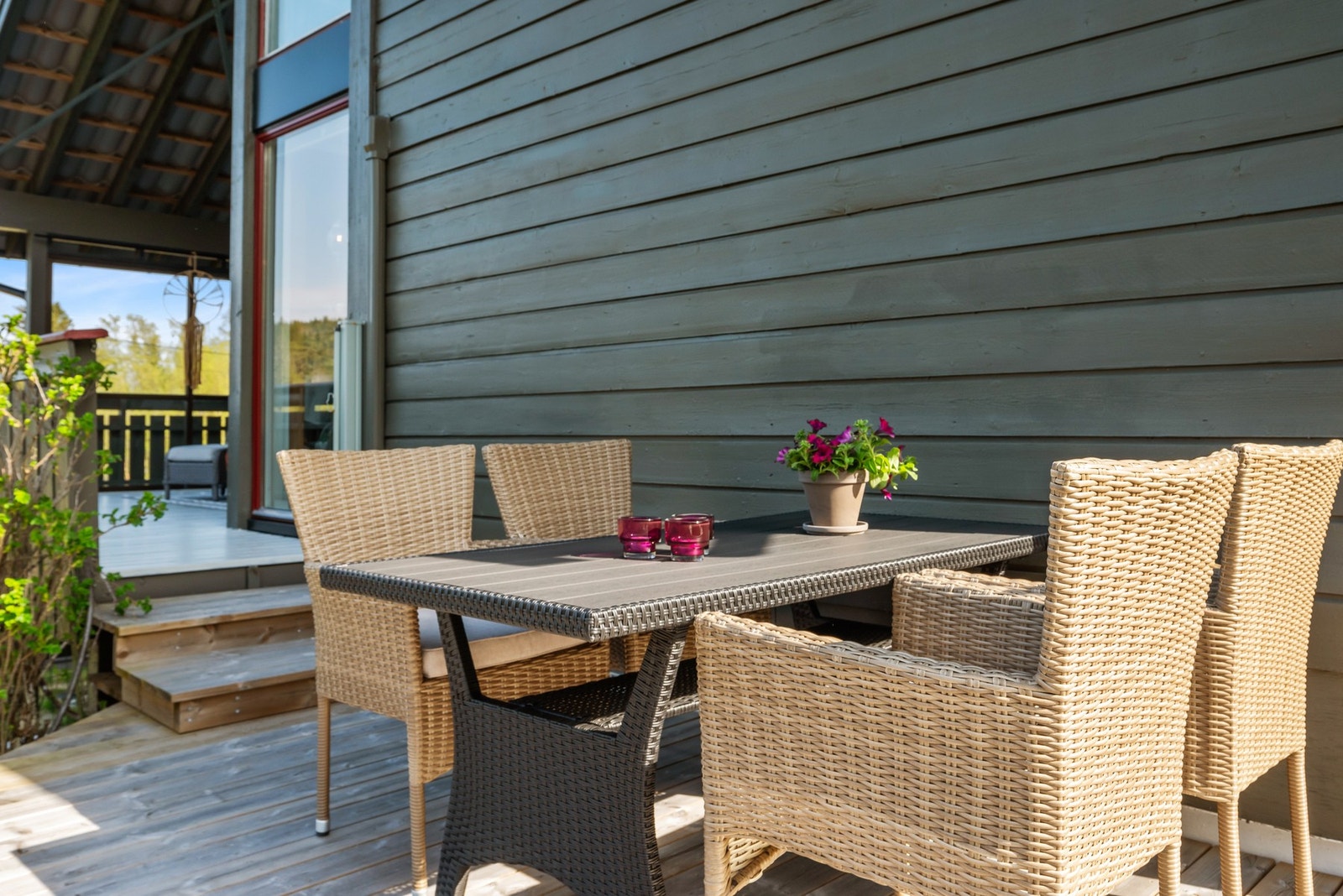Hovedstuen har utgang til en overbygd balkong og en herlig terrasse etablert i 2023. Galleribilde