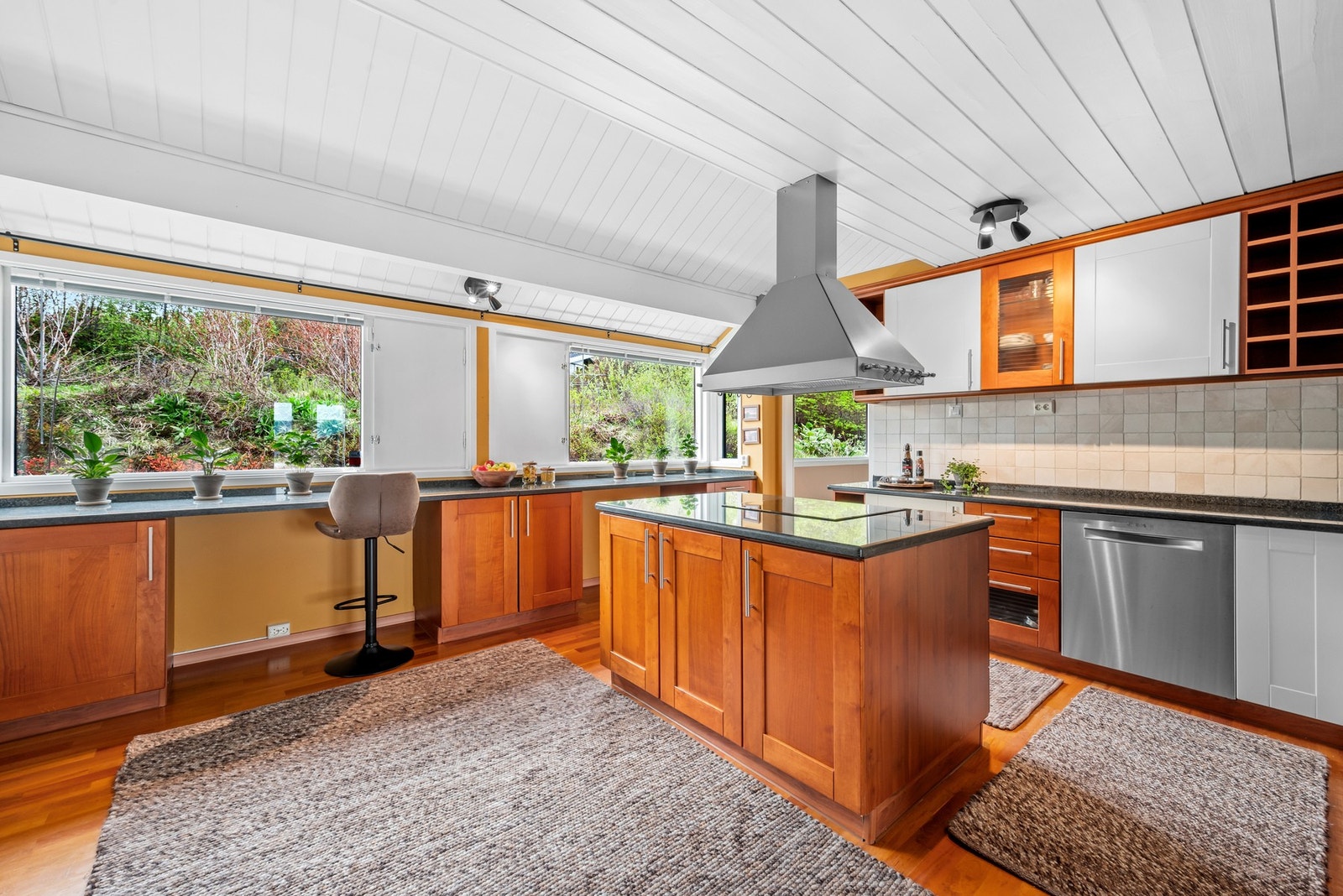 Under vinduene er to barløsninger etablert, og midt i rommet står det en kjøkkenøy for gode samtaler mens maten lages. Galleribilde