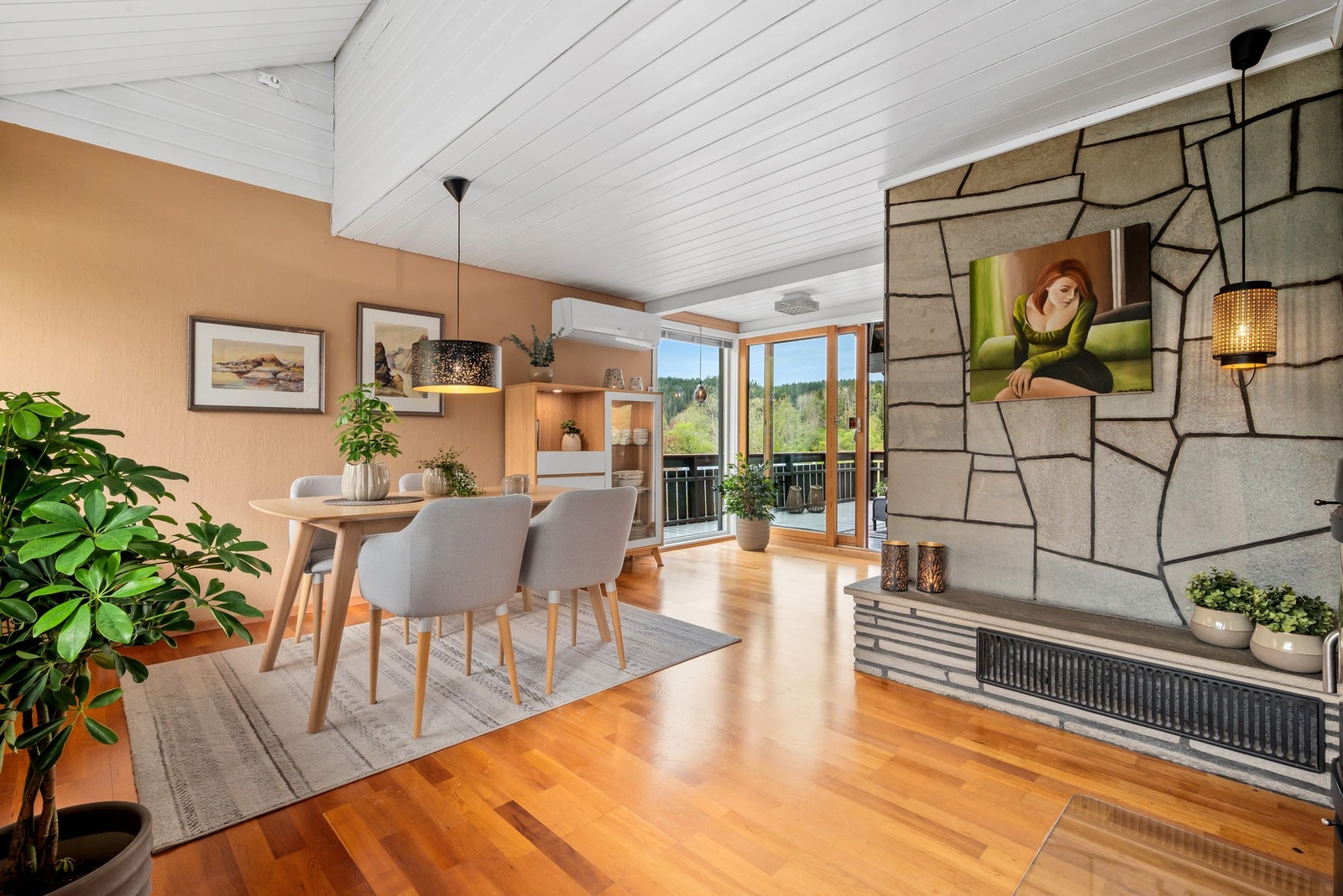 Stuen er et flott oppholdsrom, med klart avdelte soner for hygge dagen lang. Galleribilde