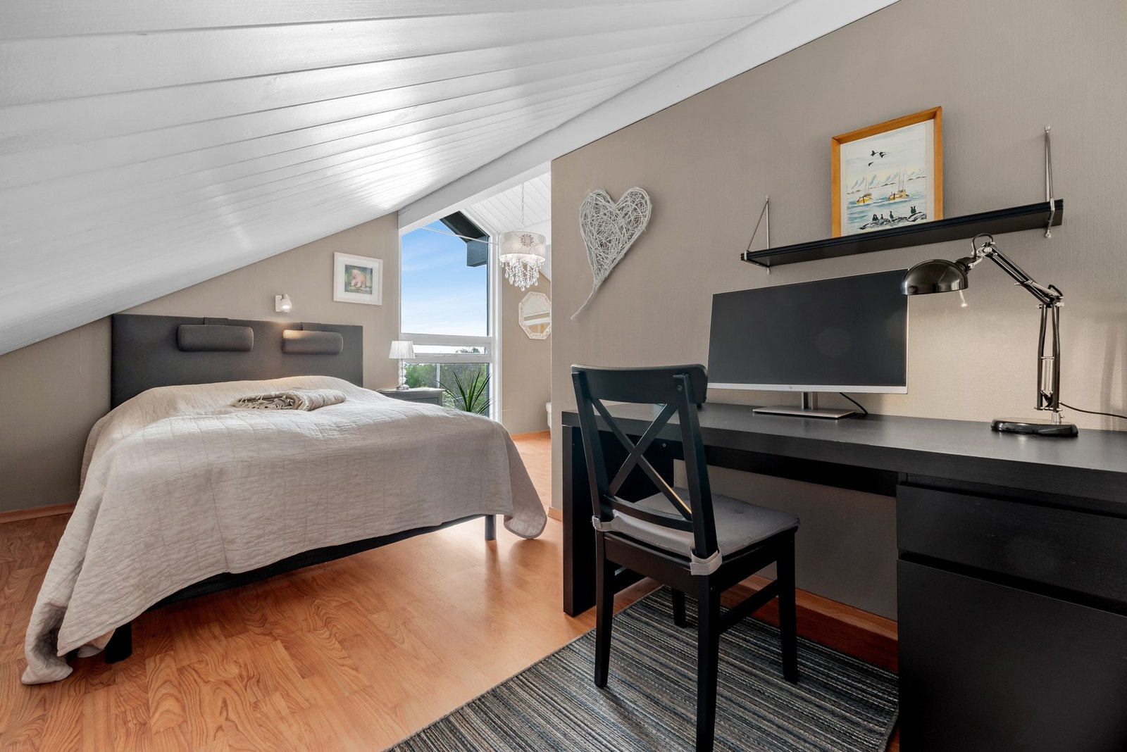 Hoveddelen har to gode soverom, ett i første etasje og ett i loftsetasjen. Galleribilde