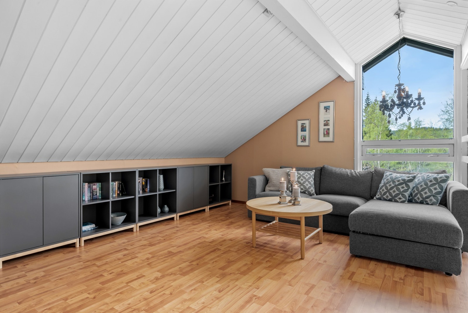 Øverst i huset finner man en kjærkommen stue, et ekstra oppholdsrom til lek, vennebesøk og avslapning. Galleribilde