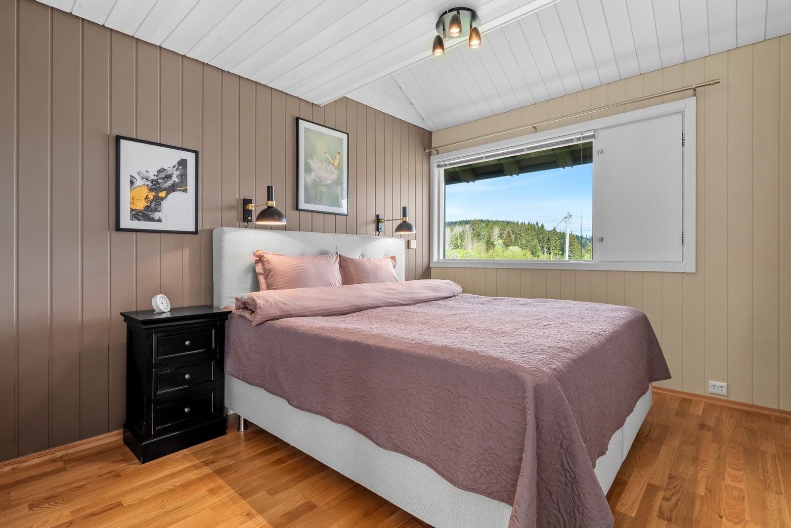 Begge soverommene innredes enkelt med dobbeltseng og garderobeskap. Galleribilde