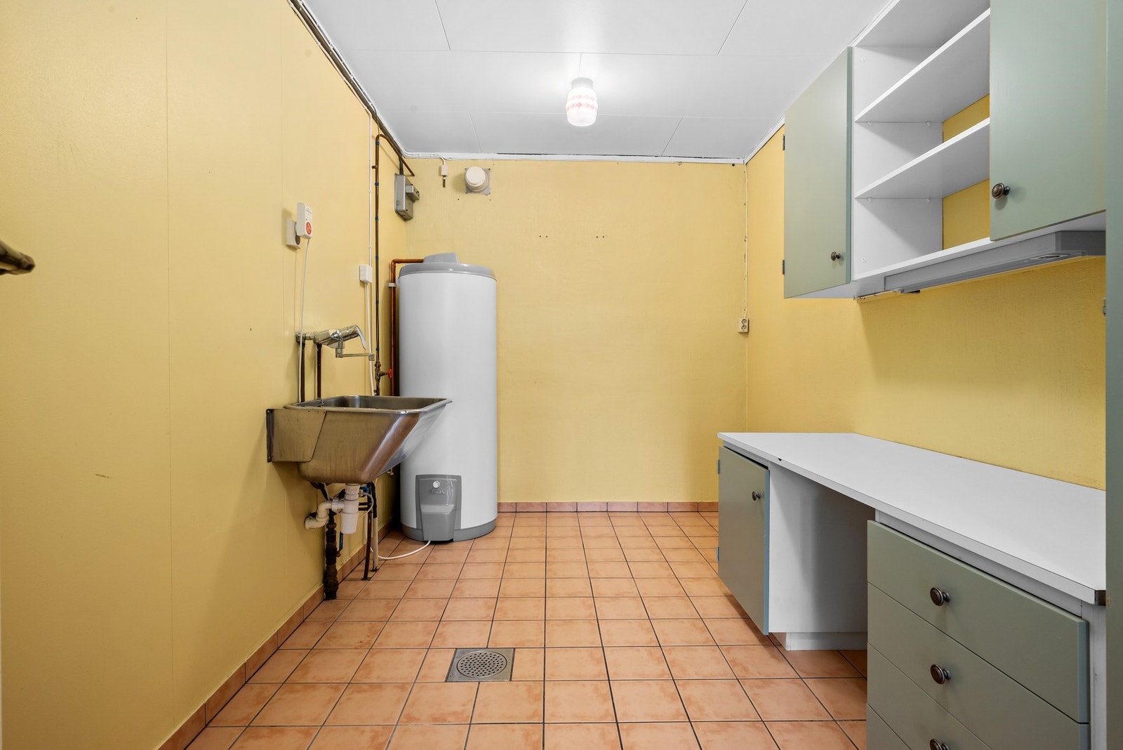 I underetasjen finner man et eget vaskerom med fin skapplass. Galleribilde