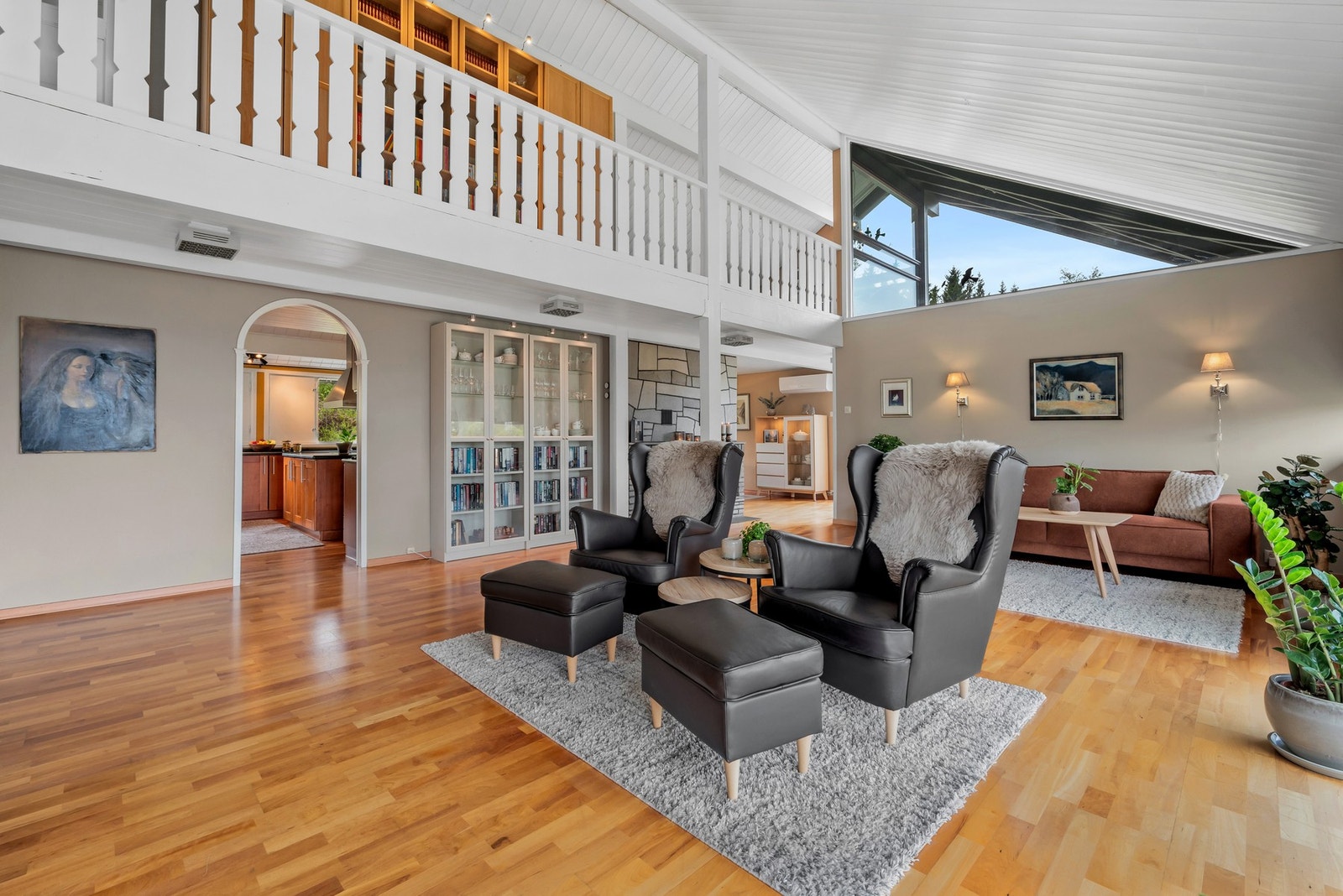 Hoveddelen av stuen har åpen himling, noe som bidrar til en herlig og luftig atmosfære. Galleribilde