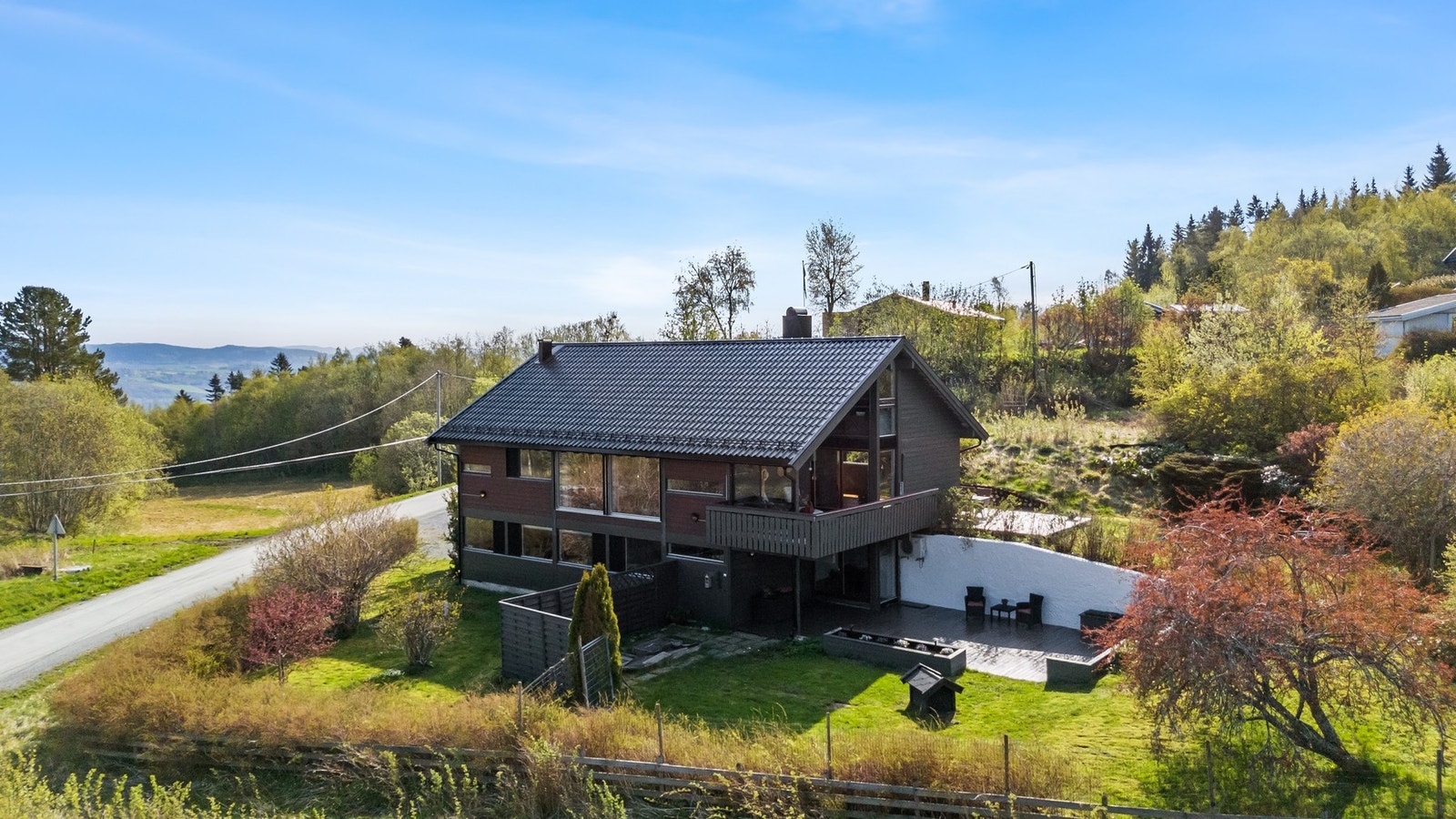 Eiendomsmegler 1 v/ Sindre Belsås har gleden av å presentere denne flotte arkitekttegnete boligen i rolige omgivelser. Galleribilde