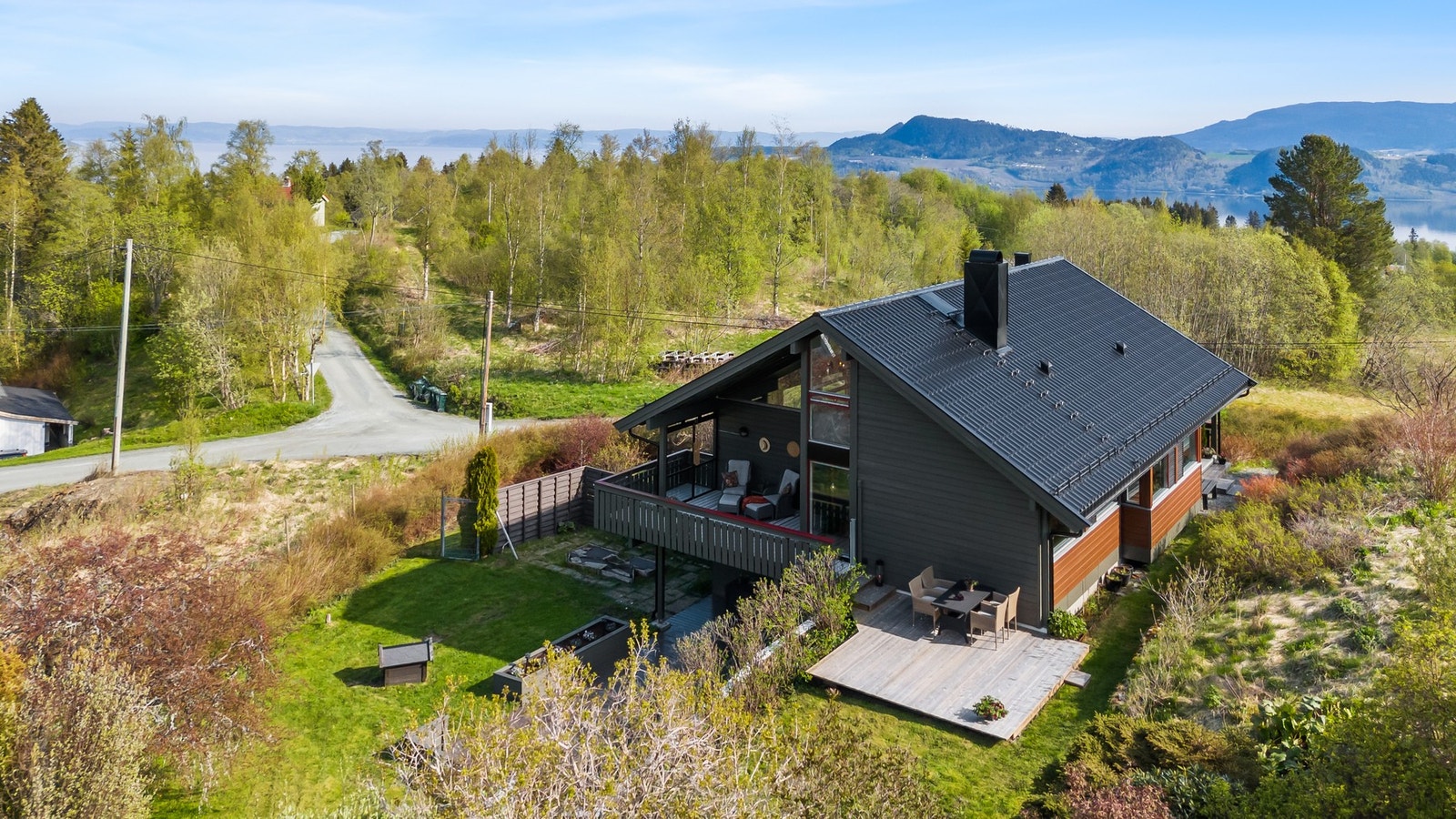Det er parkering i eller utenfor en garasje med lagringsloft. Galleribilde