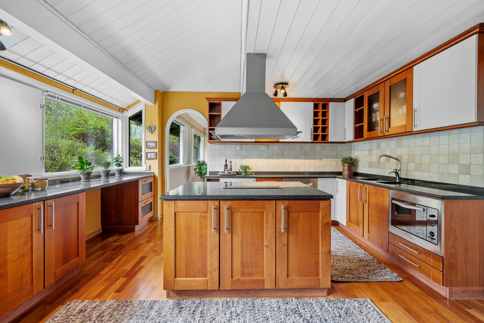 God skap- og benkeplass gir fine arbeidsforhold; her kan både store og små bli med på matlagingen. Galleribilde