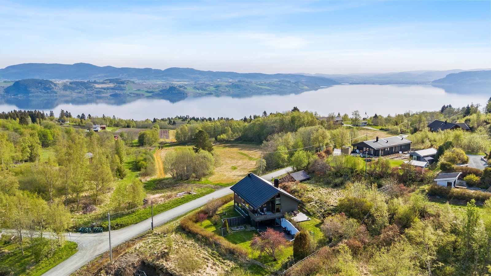 Stedet er kjent for sitt rolige bomiljø og sine naturskjønne omgivelser, samtidig som det er enkel adkomst til E39. Galleribilde