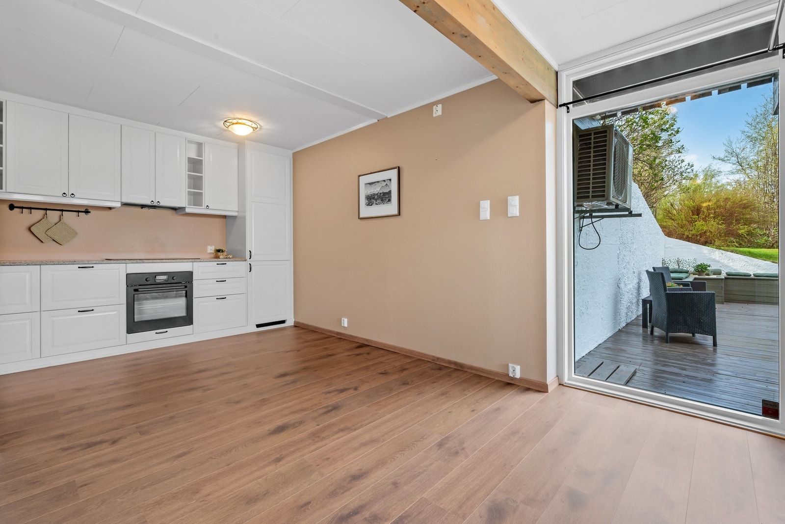 Fra sokkel har man utgang til en stor terrasse. Galleribilde