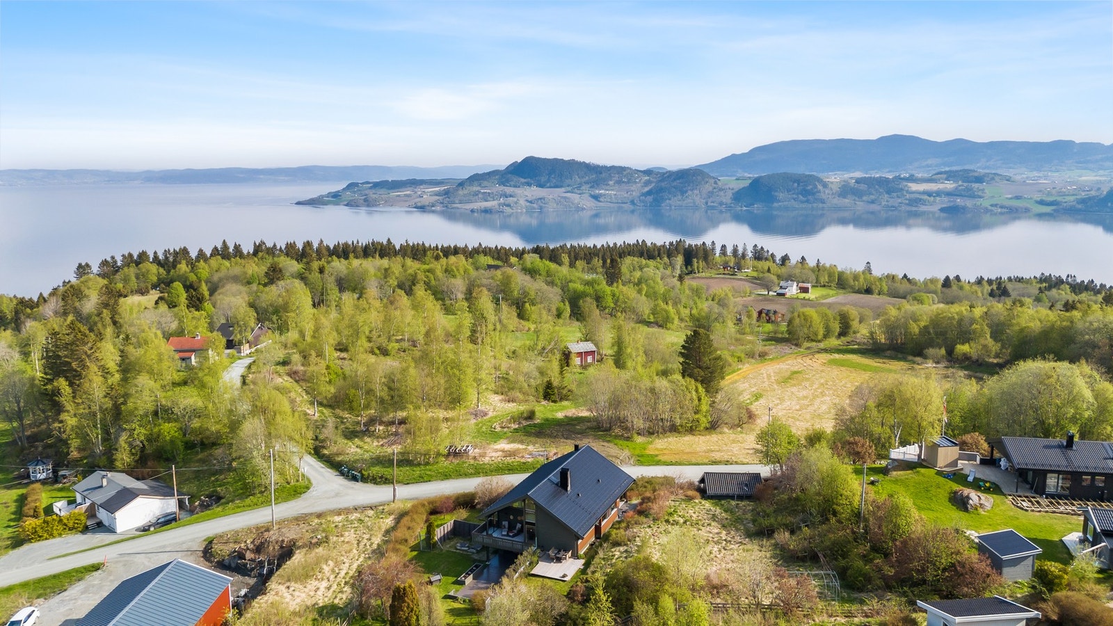 Boligfeltet ligger skjermet og usjenert, med alle hverdagsfasiliteter lett tilgjengelig. Galleribilde