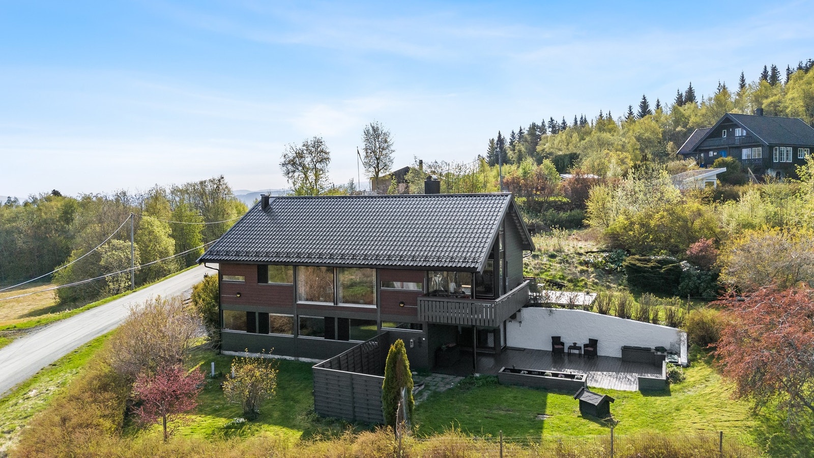 Her bor man trygt og rolig, med flotte turmuligheter rett utenfor døra. Galleribilde