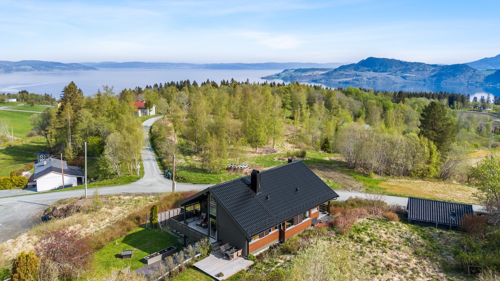 Tomten er på over 1,6 mål. Her har man god plass til selvdyrking om man ønsker det. Galleribilde