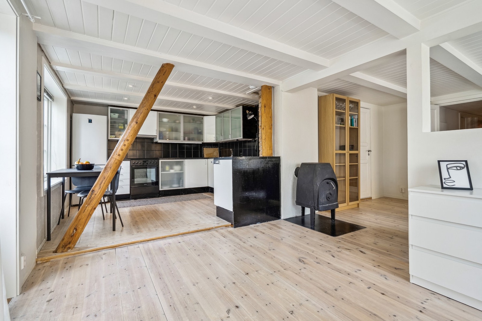 I stuen finner du en koselig peisovn som avgir godt med varme. Galleribilde