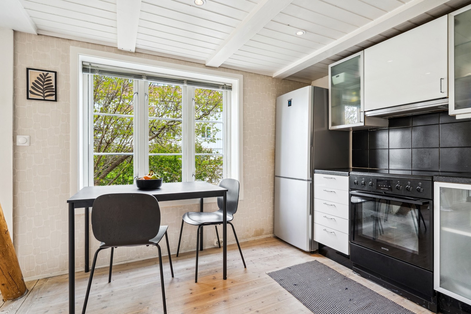 Store vindusflater gir godt med naturlig lysinnslipp til kjøkkenet. Galleribilde