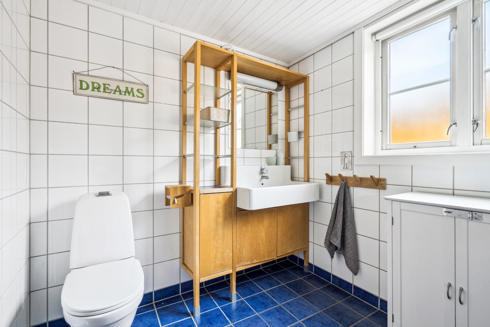 Baderommet er utstyrt med opplegg for vaskemaskin. Galleribilde