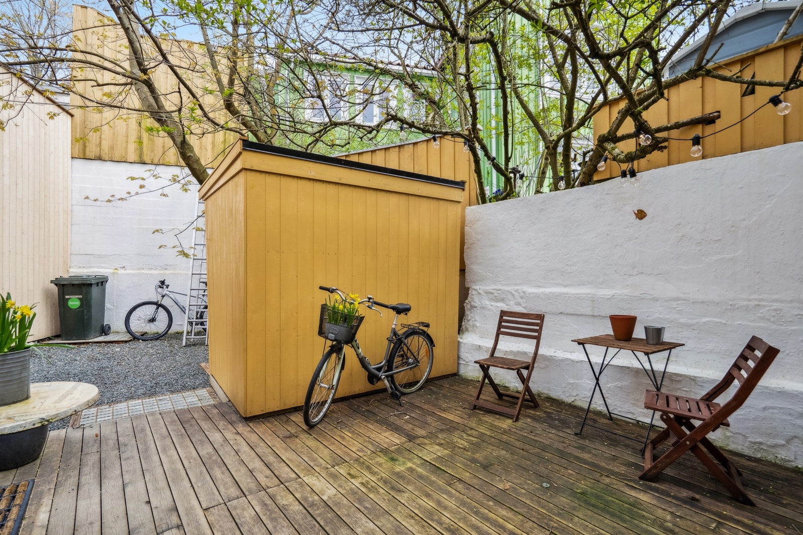 Boligen har to terrasser. Den i bakgård er felles med 2.etg. Galleribilde