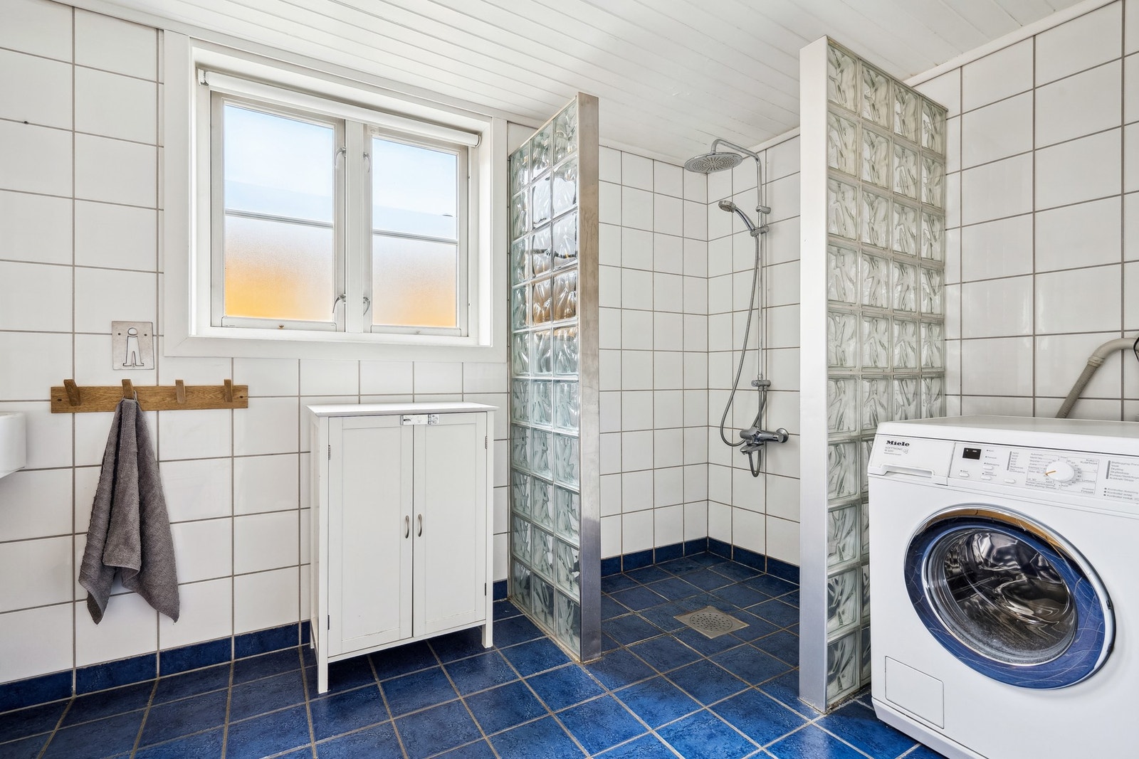 Baderom med flislagt gulv med varme. Galleribilde