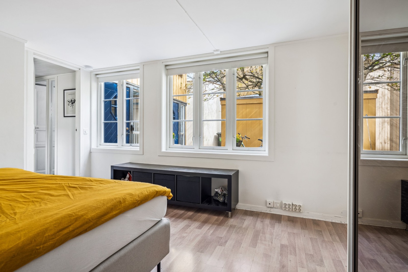 Hovedsoverommet har god plass til stor seng, garderobeskap og annet møblement. Galleribilde