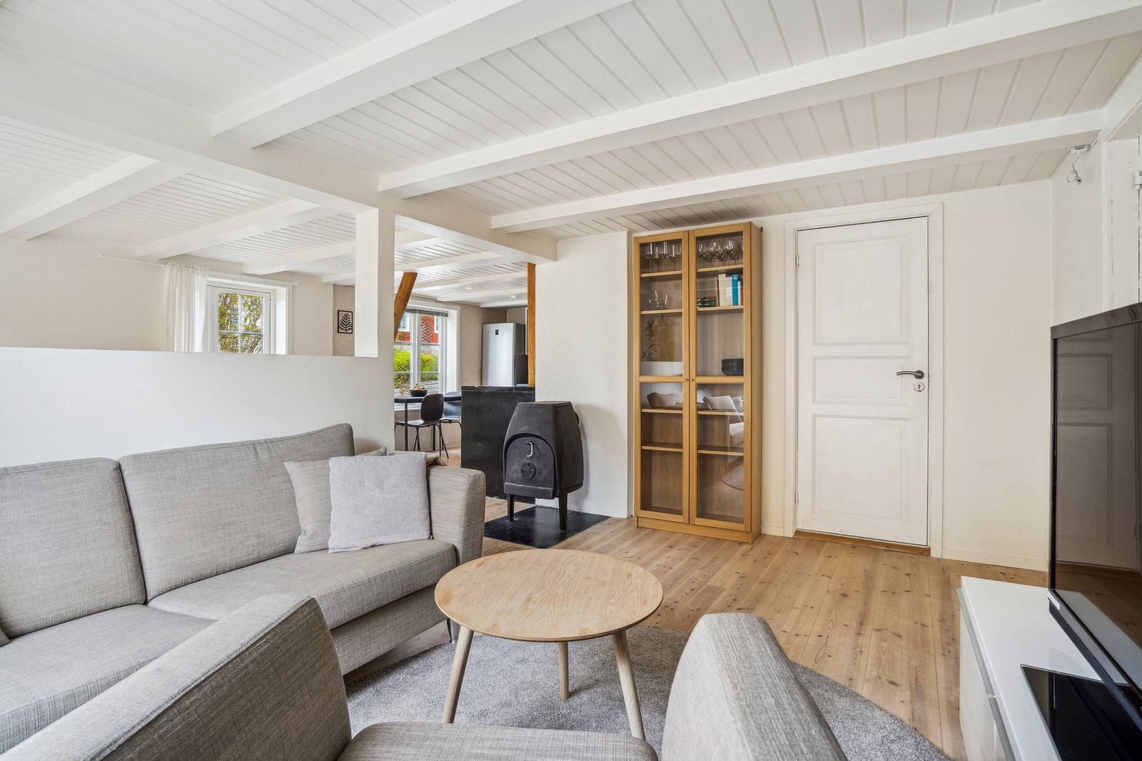 Sosialt oppholdsrom med åpen stue- og kjøkkenløsning. Galleribilde