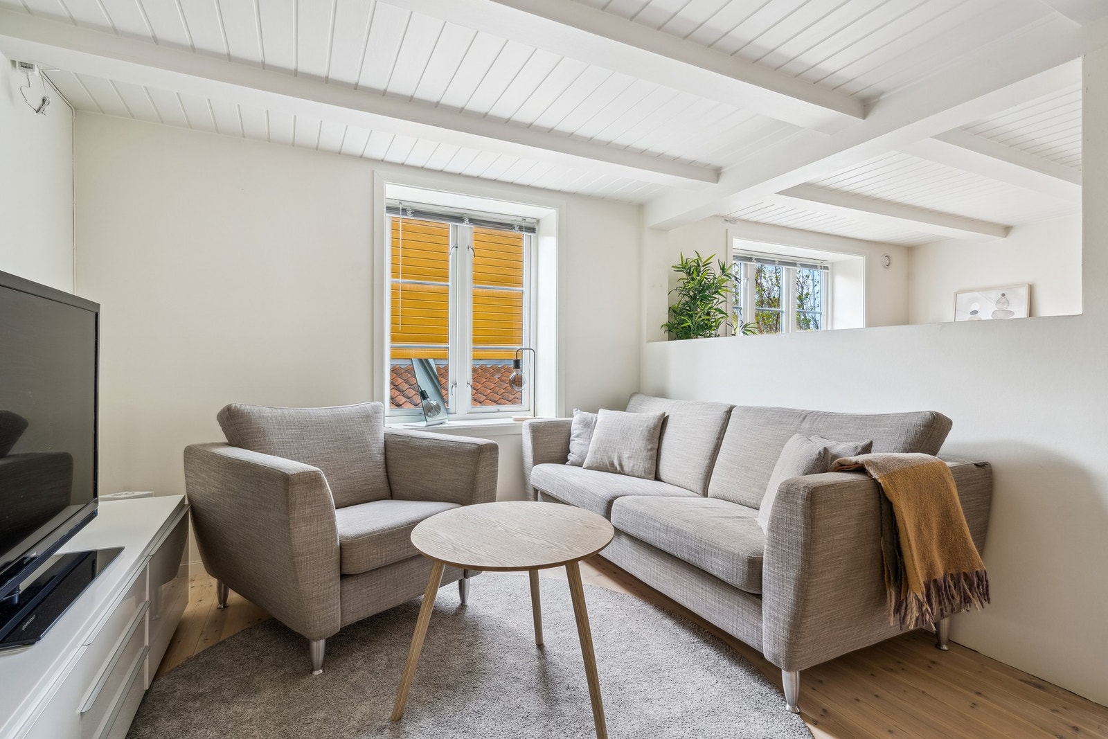 Lys og luftig stue med god plass til sofagruppe og tilhørende møblement. Galleribilde