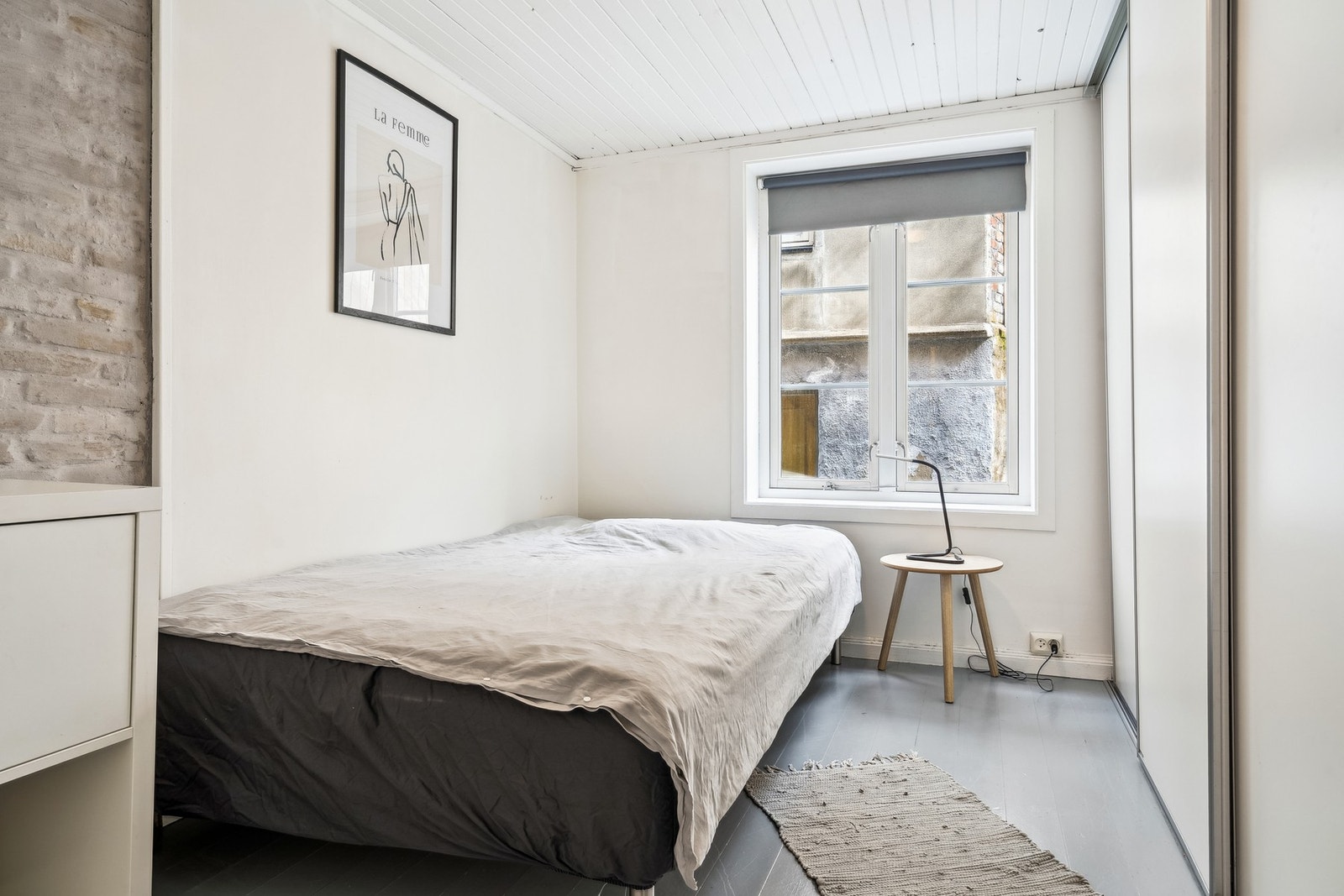 Soverom nr2. er innredet med innebygd skyvedørsgarderobe, som sørger for godt med oppbevaringsmuligheter. Galleribilde