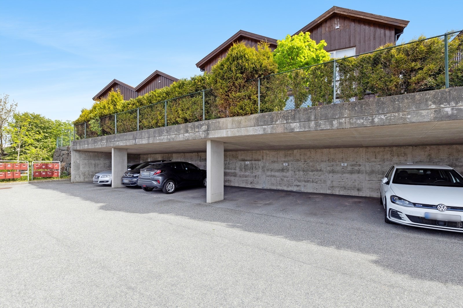 Det medfølger også fast parkeringsplass i overbygget carport. Galleribilde