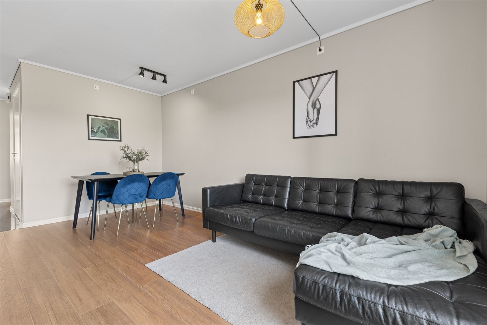 Stuen har store vindusflater som slipper inn rikelig med naturlig lys, og en praktisk planløsning som er lett å møblere etter behov. Galleribilde