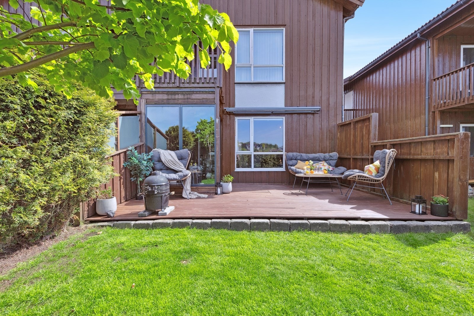 Meget flott uteområde med markterrasse som er koblet direkte til hage som kan brukes. Galleribilde