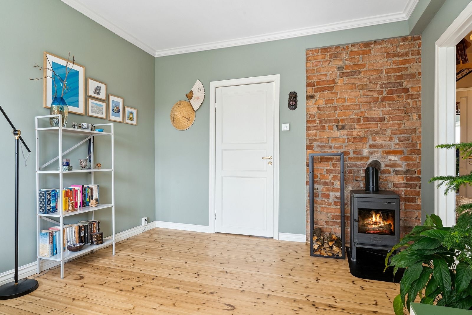 Peis som skaper en lun og koselig atmosfære i stuen. Galleribilde