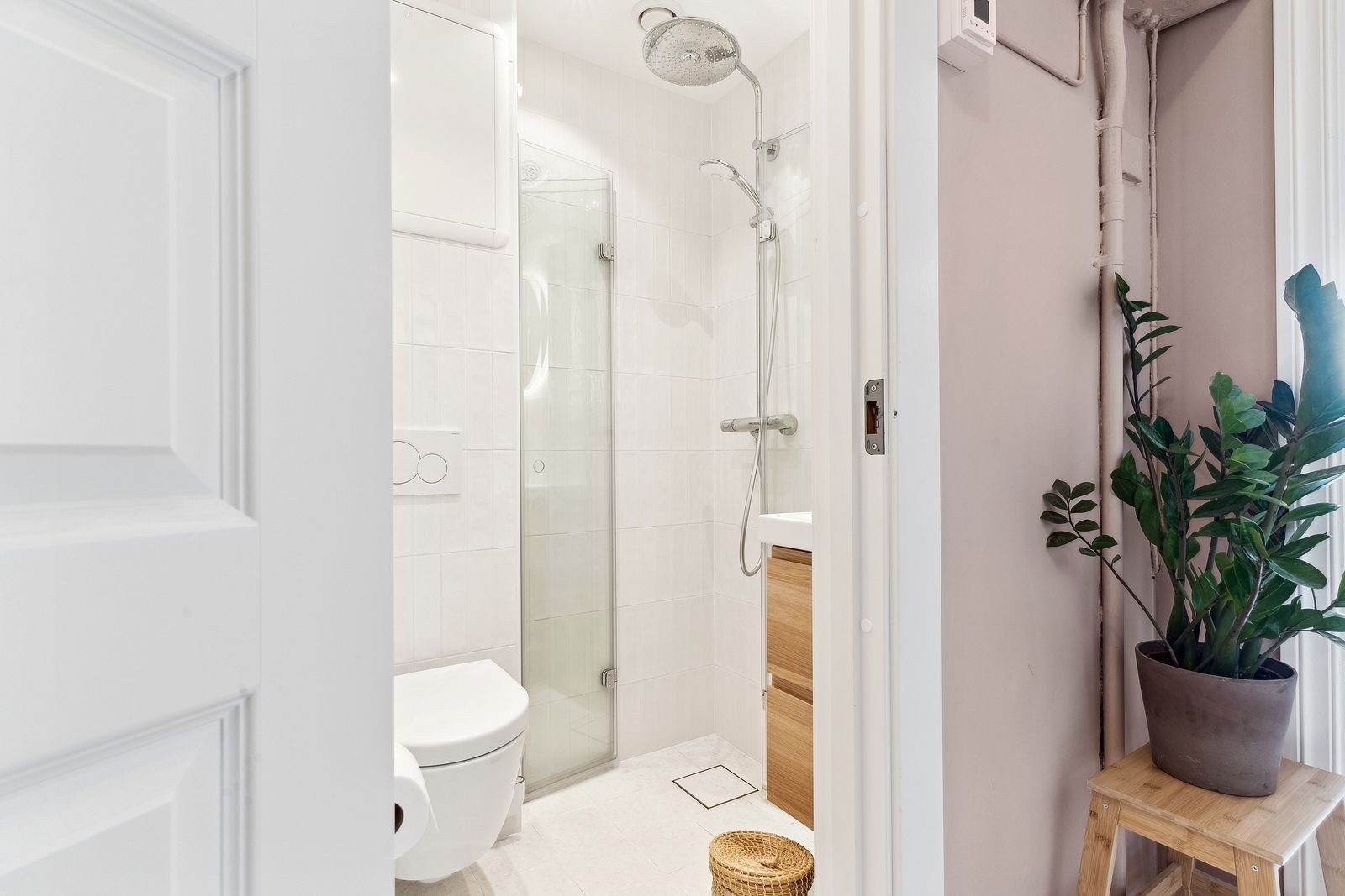 Flislagt bad med dusjhjørne og varme i gulvet. Galleribilde