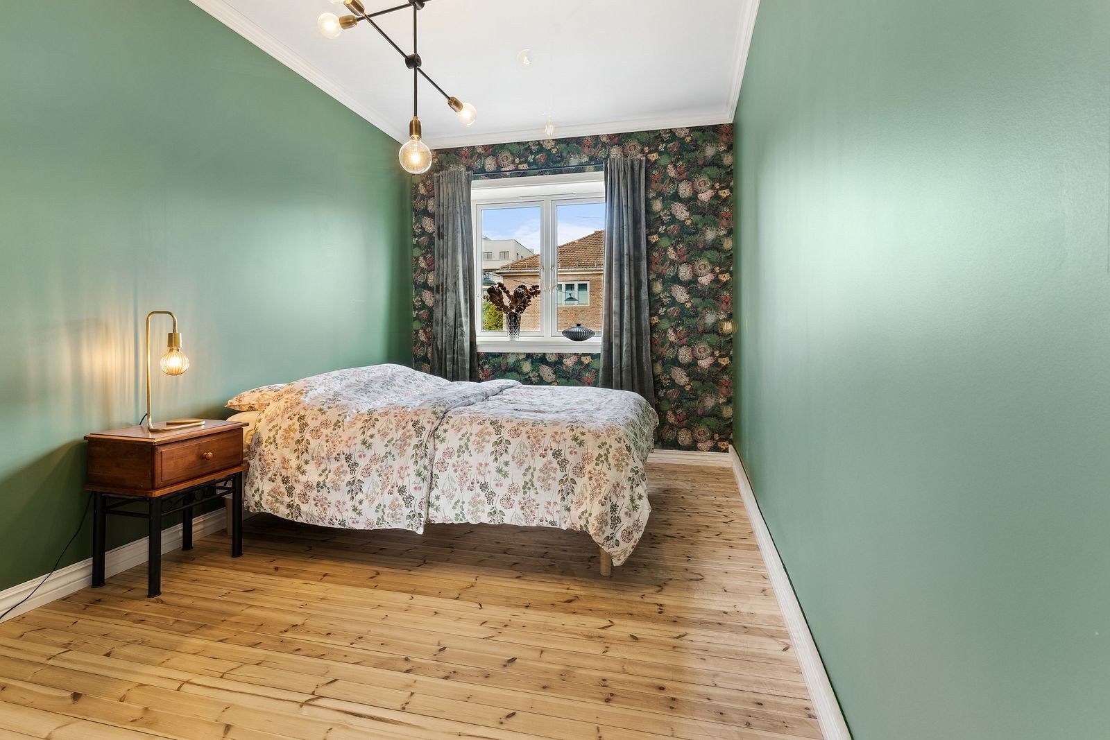 Hovedsoverom med dobbeltseng – et rolig og komfortabelt rom. Galleribilde