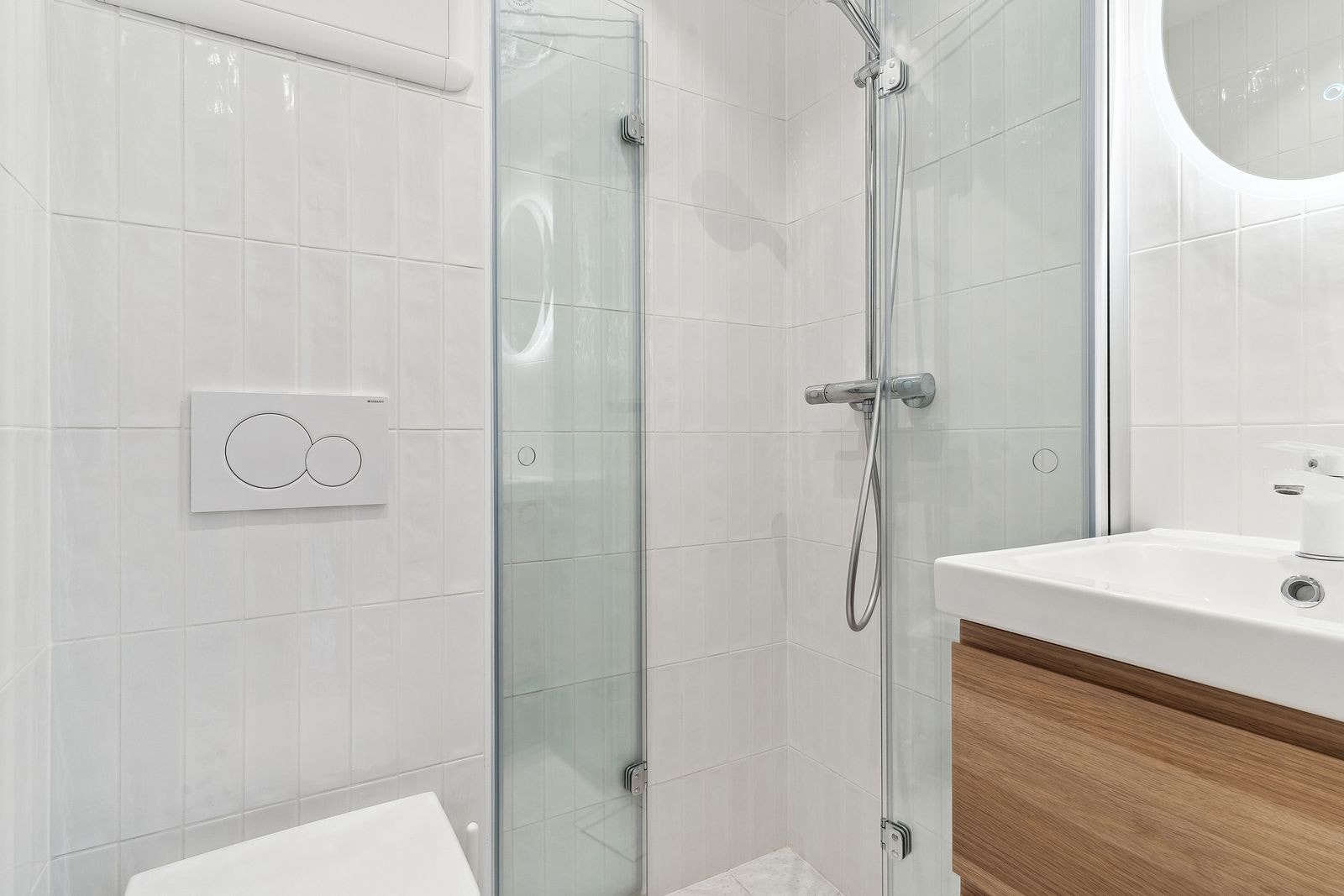 Praktisk og moderne bad med lys innredning og oppbevaringsplass. Galleribilde