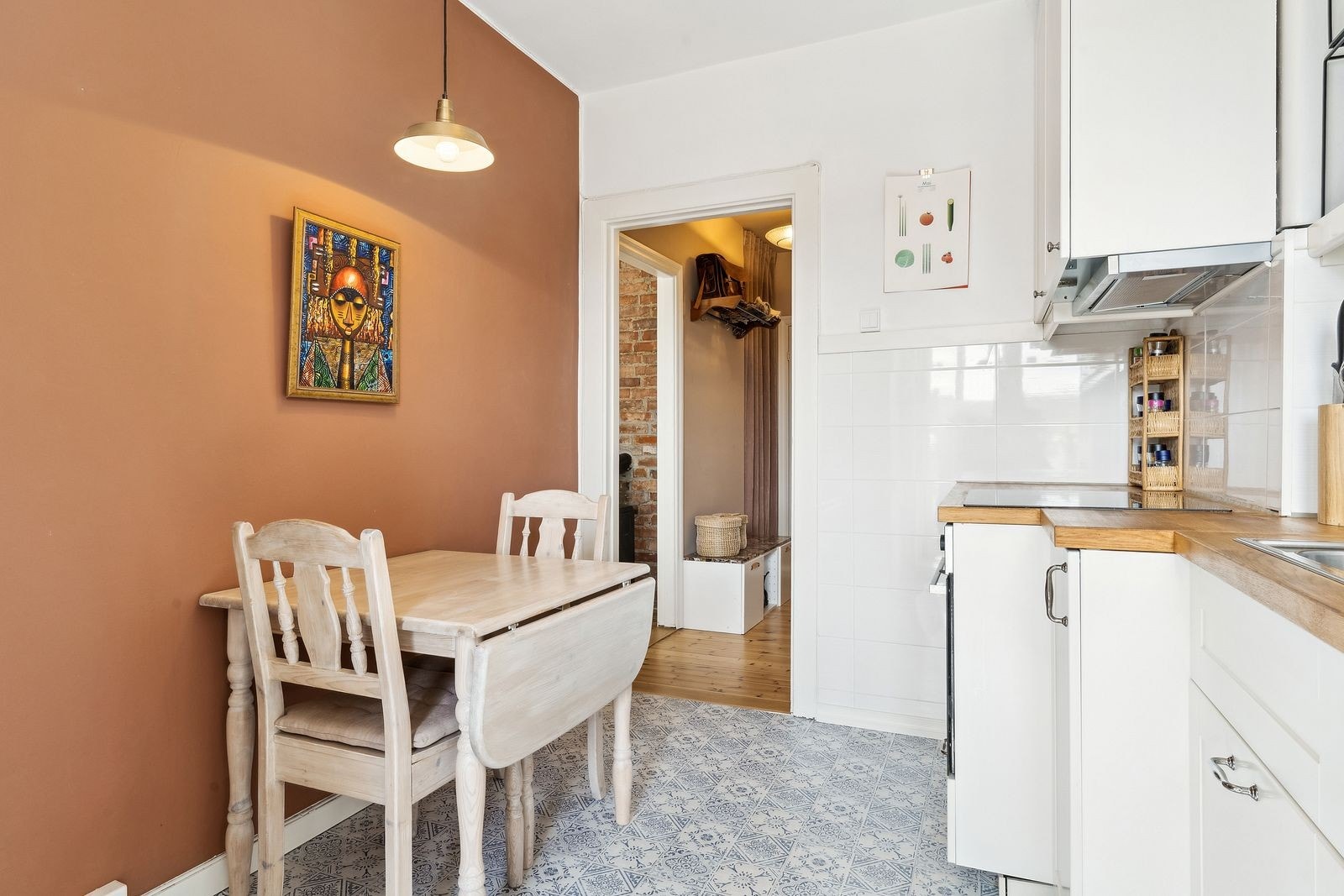 Stilrent kjøkken med spisegruppe og integrerte hvitevarer. Galleribilde