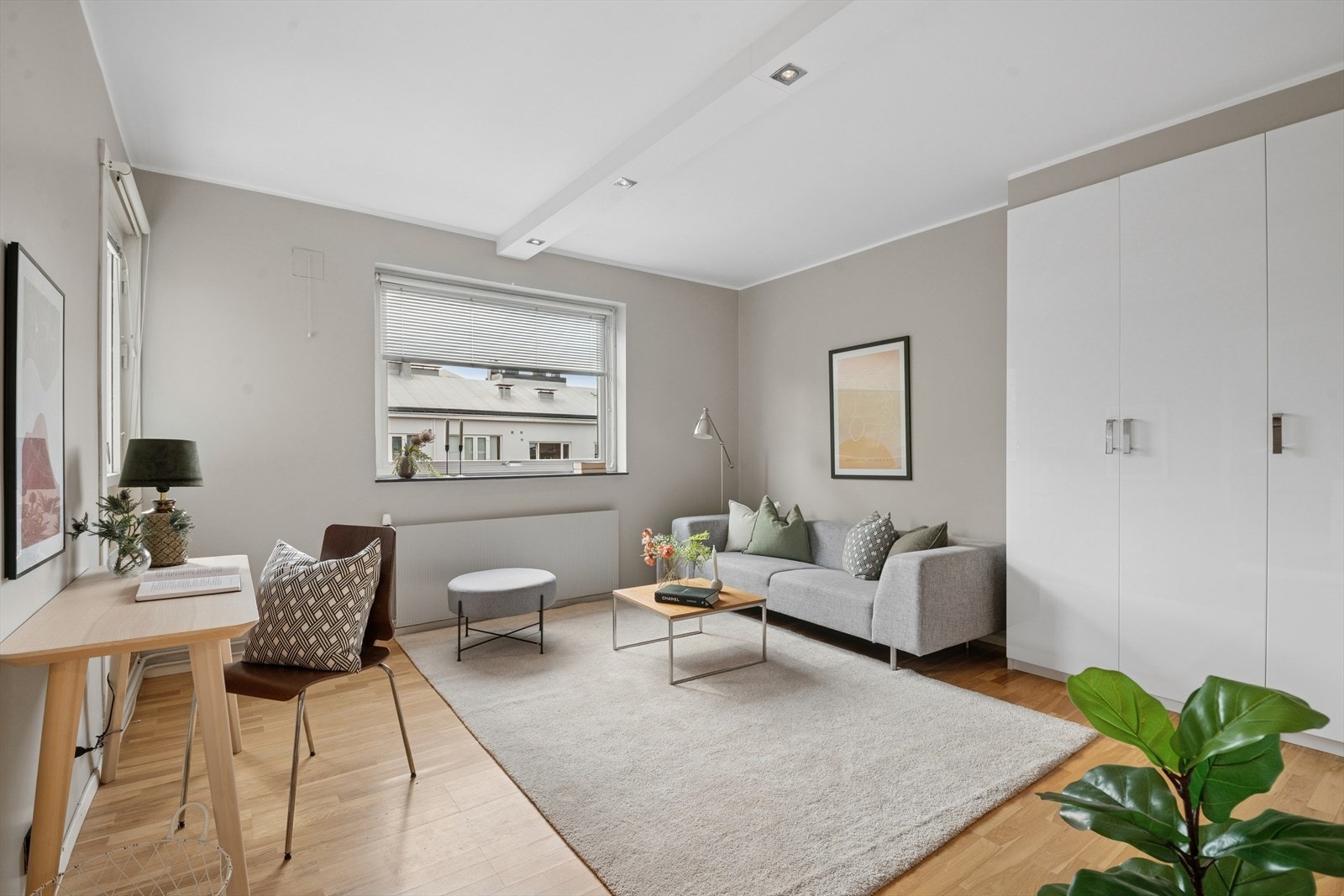 Stuen får rikelig med naturlig lys fra en stor vindusflate og har en god romfølelse. Galleribilde