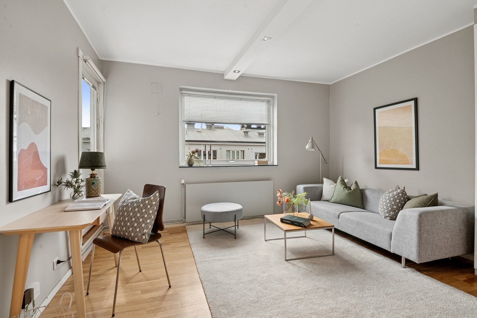 Leiligheten er arealeffektiv og byr på naturlige møbleringssoner. Galleribilde